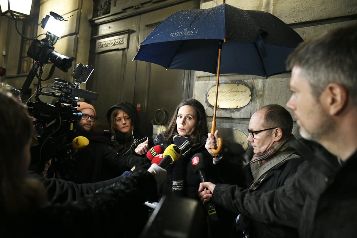 Ruotsin akatemian sihteeri Sara Danius lukee akatemian lehdistötiedotetta toimittajille Pörssitalon ulkopuolella.