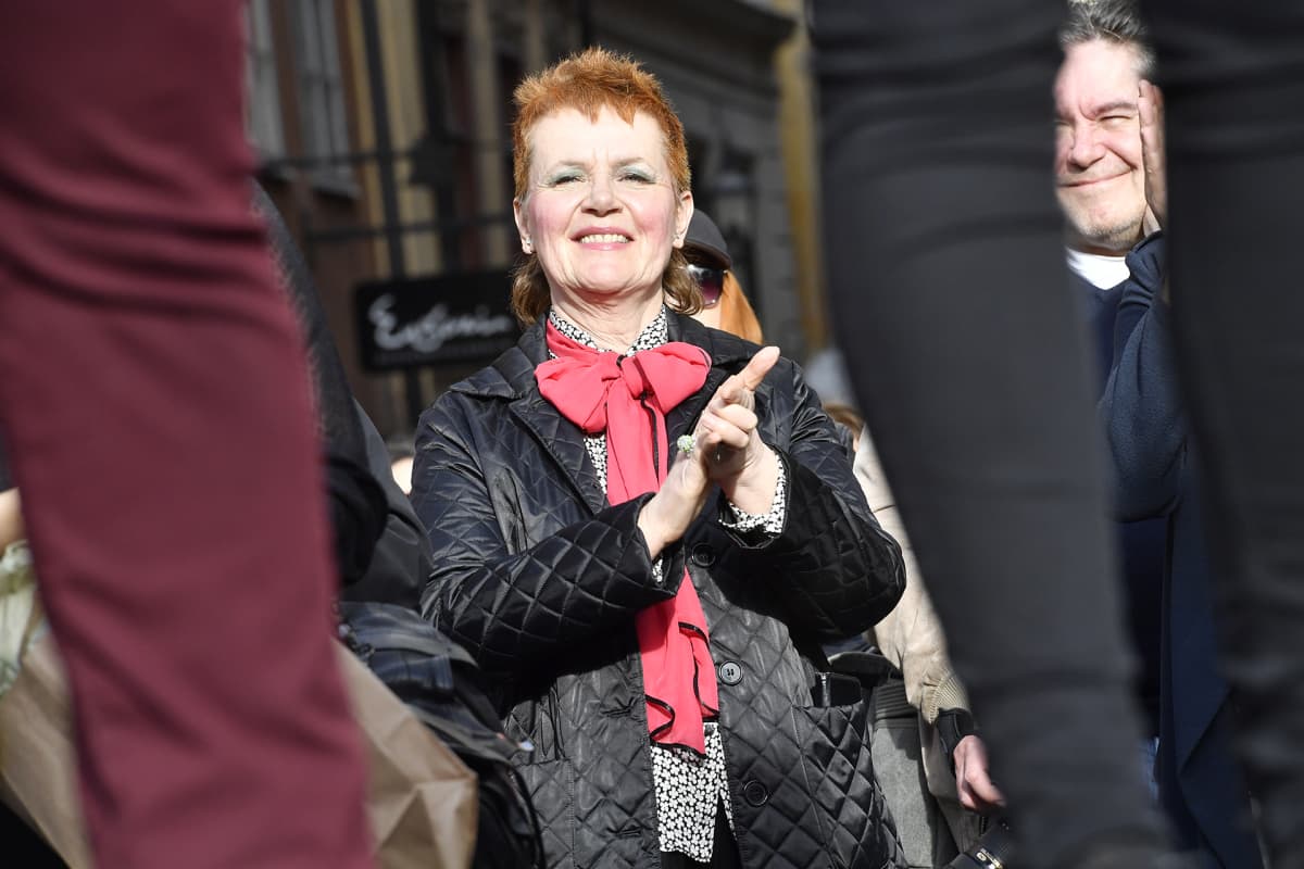 Rusetteihin pukeutuneet mielenosoittajat kokoontuvat Tukholmassa.