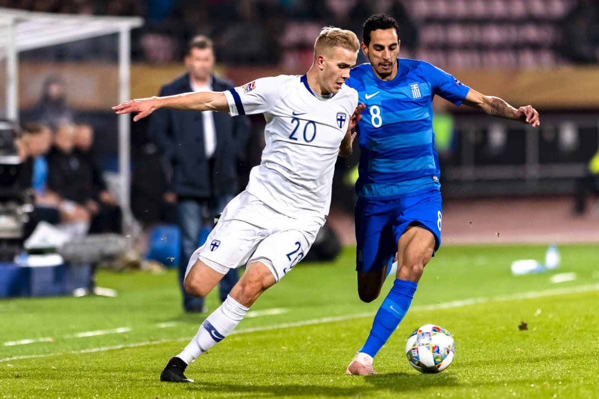 Jasse Tuominen ja Kreikan Carlos Zeca pallon tavoittelussa Kansojen liigan ottelussa.