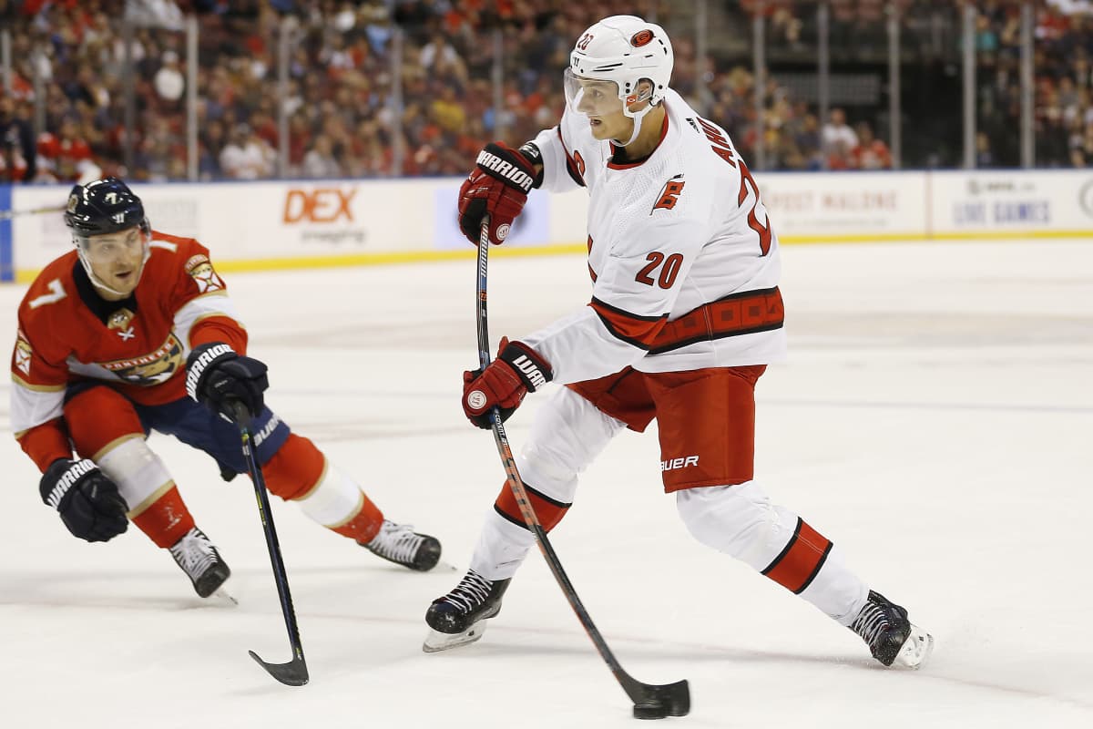 Sebastian Aho laukoo.