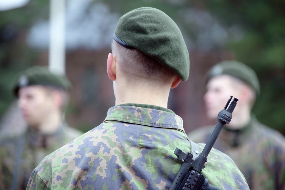 Varusmies sulkeisharjoituksessa
