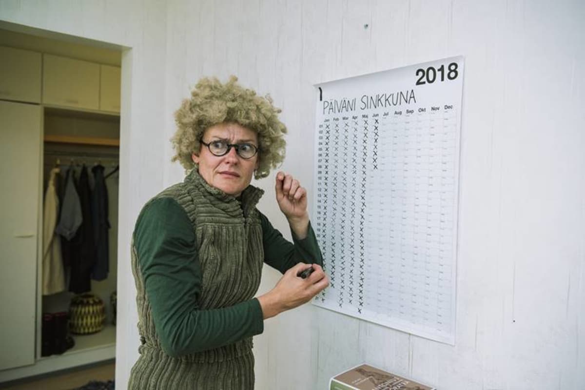 Krapula-Päivi (Pirjo Lonka) kirjaa ylös päiviään sinkkuna.