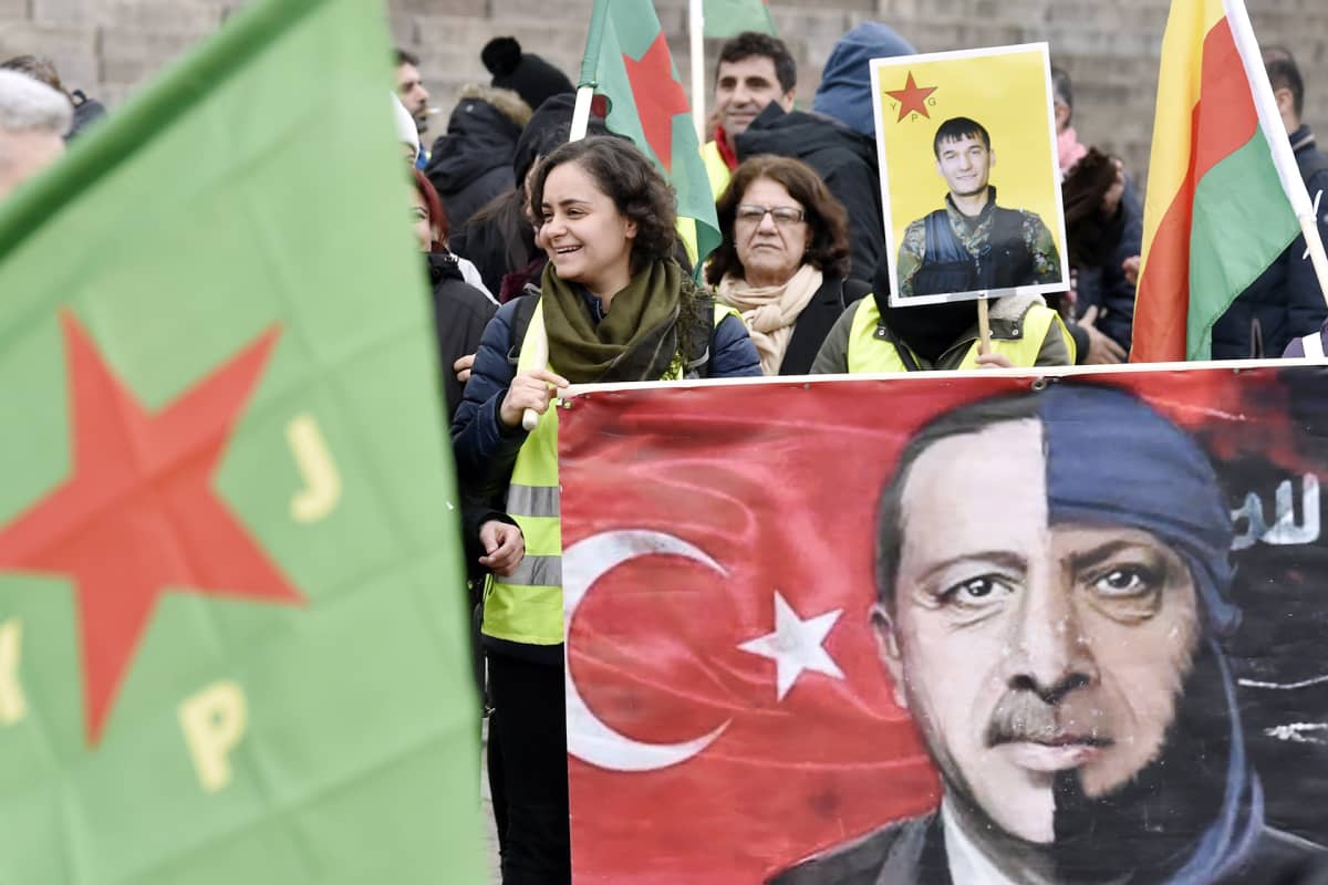 Mielenosoittajat vastustavat Helsingin Senaatintorilla Turkin hyökkäystä Syyrian kurdialueille.