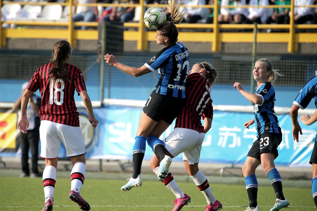 Interin Julie Debever pääpallotilanteessa Milanin Nora Heroumin kanssa.