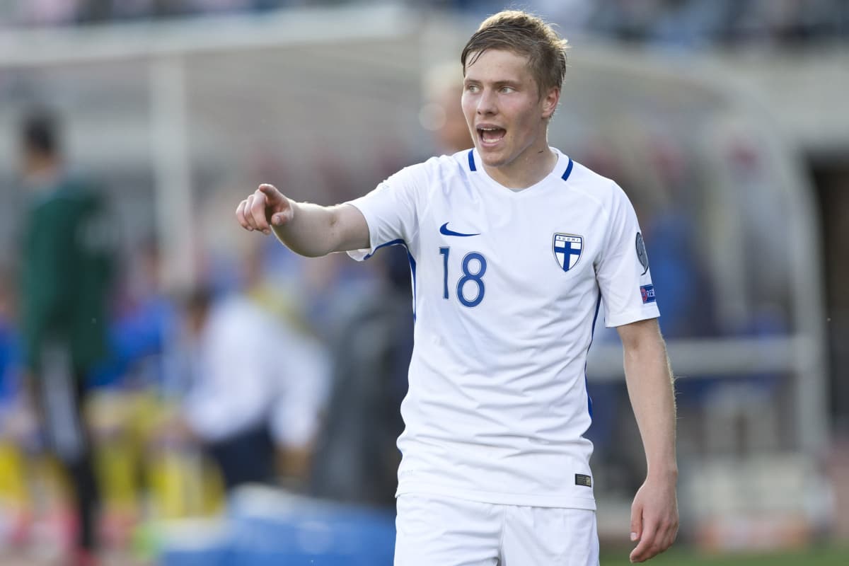 Jere Uronen, Suomen laitapuolustaja