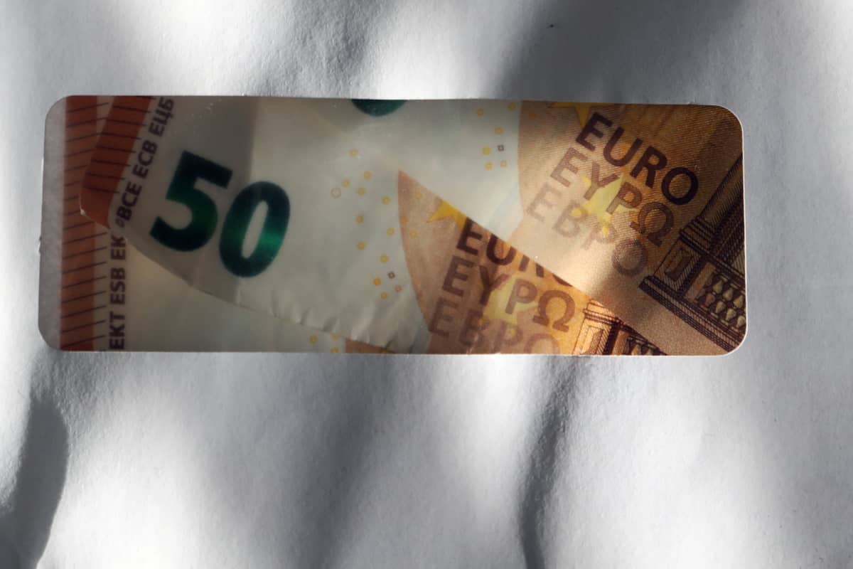 Viidenkympin seteleitä kirjekuoressa.