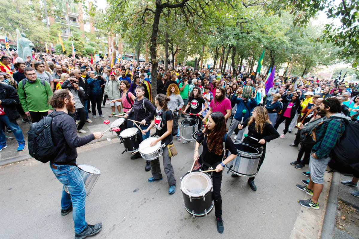 Mielenosoittajat soittavat rumpuja Barcelonassa.