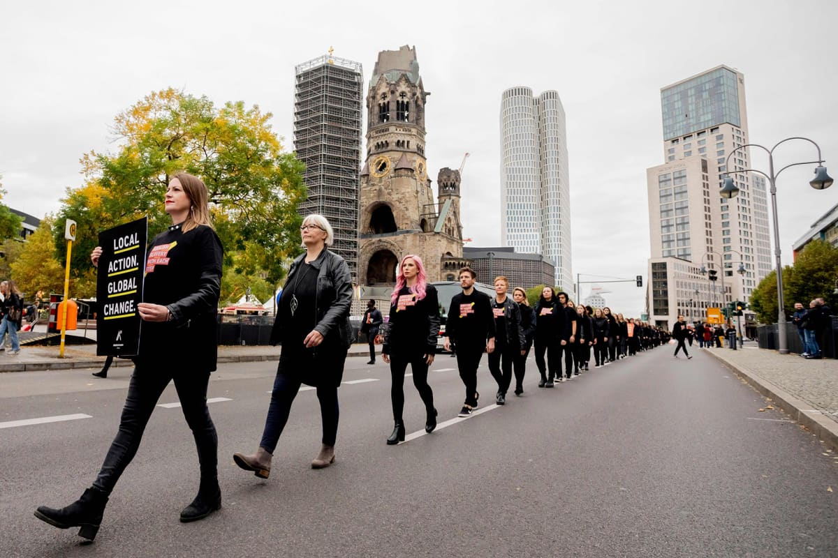 Ihmiset osallistuivat ihmiskauppaa vastustavaan Walk For Freedom -marssiin Tauentzienstrassella Berliinissä 19. lokakuuta.