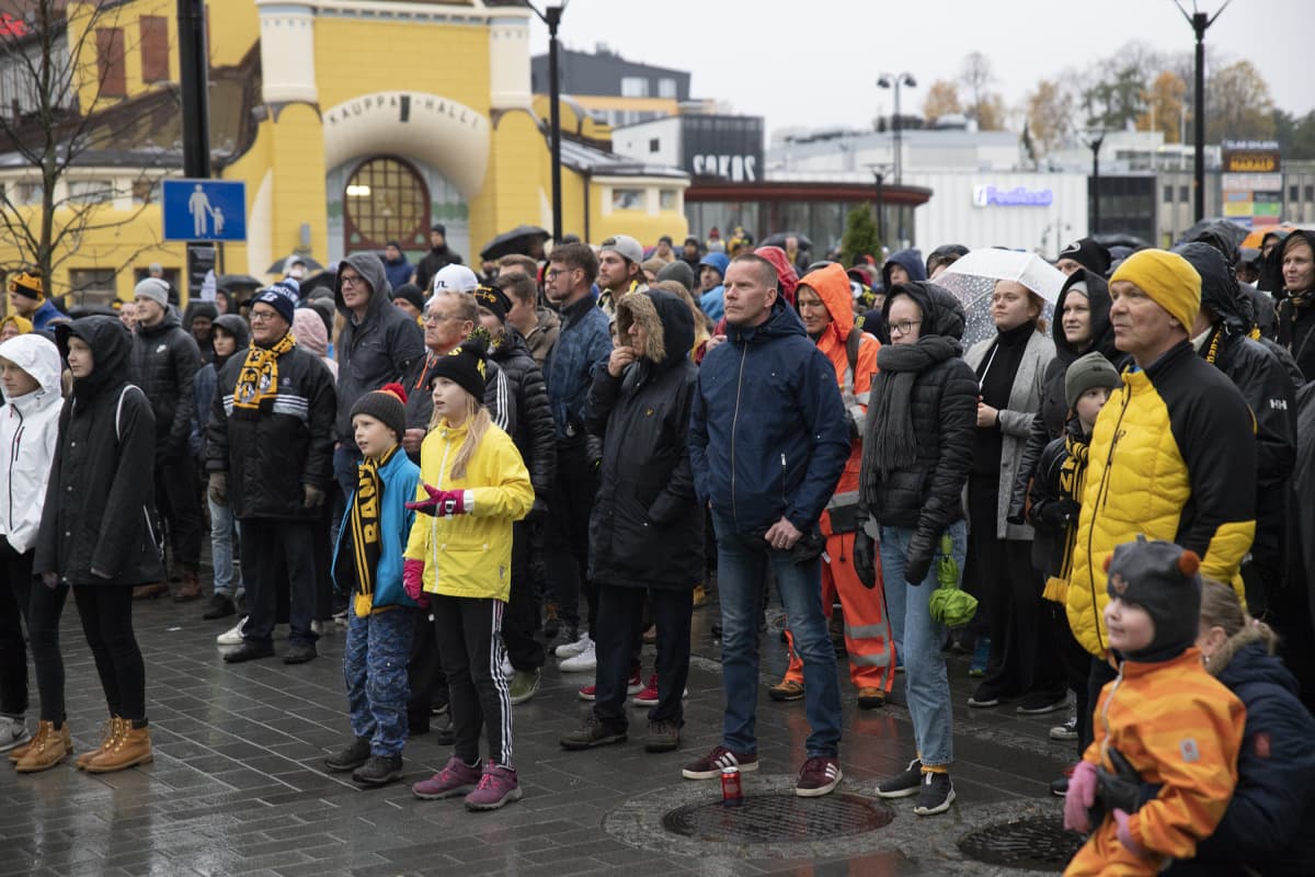 Kuopion tori täyttyi lauantaina sadoista jalkapallofaneista, jotka saivat jännittää, tuleeko mestaruus Kuopioon 43 vuoden jälkeen.