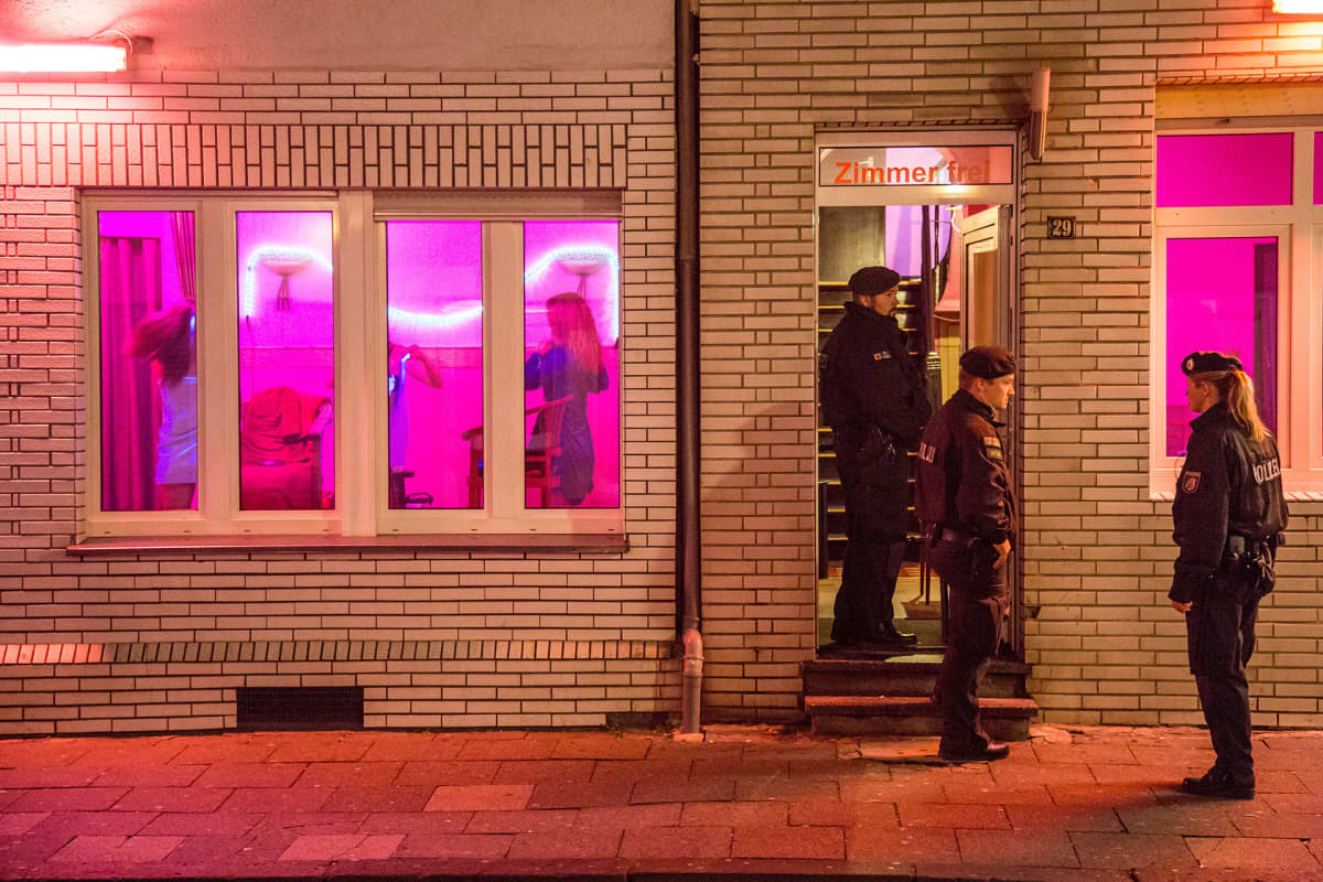 Poliisi ratsaa seksityöntekijöitä.