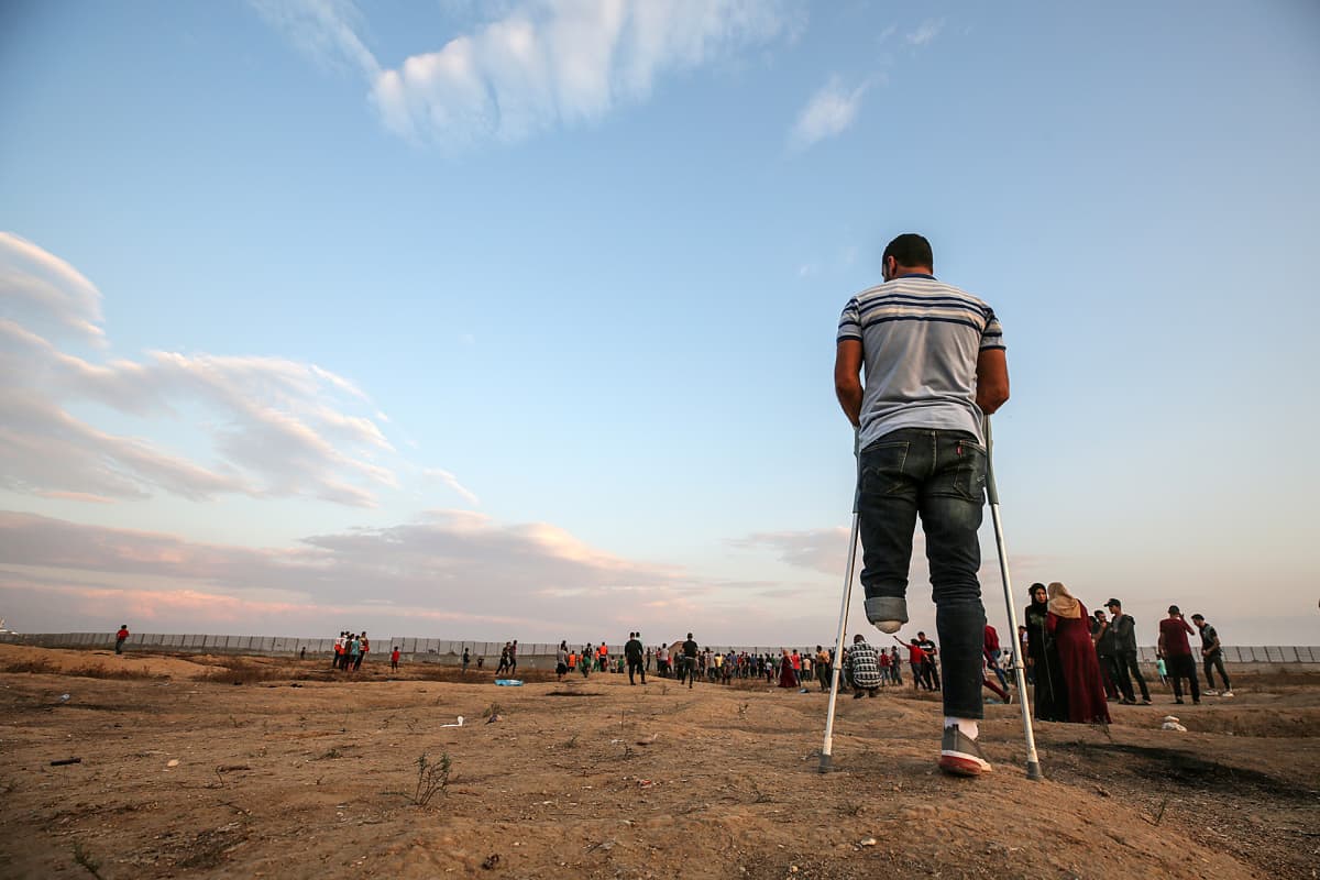 Palestiinalainen mies jonka toinen jalka on amputoitu osallistuu mieleosoitukseen Israelin ja Gazan rajalla 25. lokakuuta.