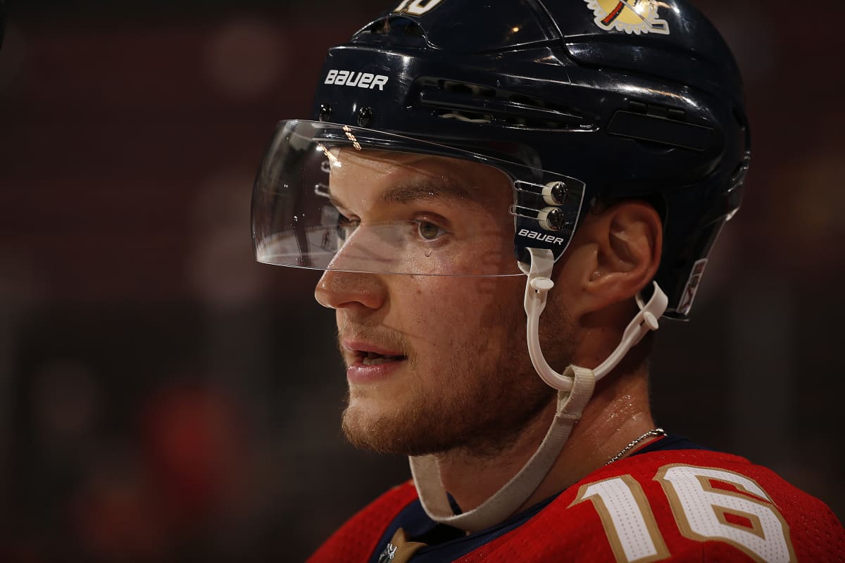 Aleksander Barkov lähikuvassa.