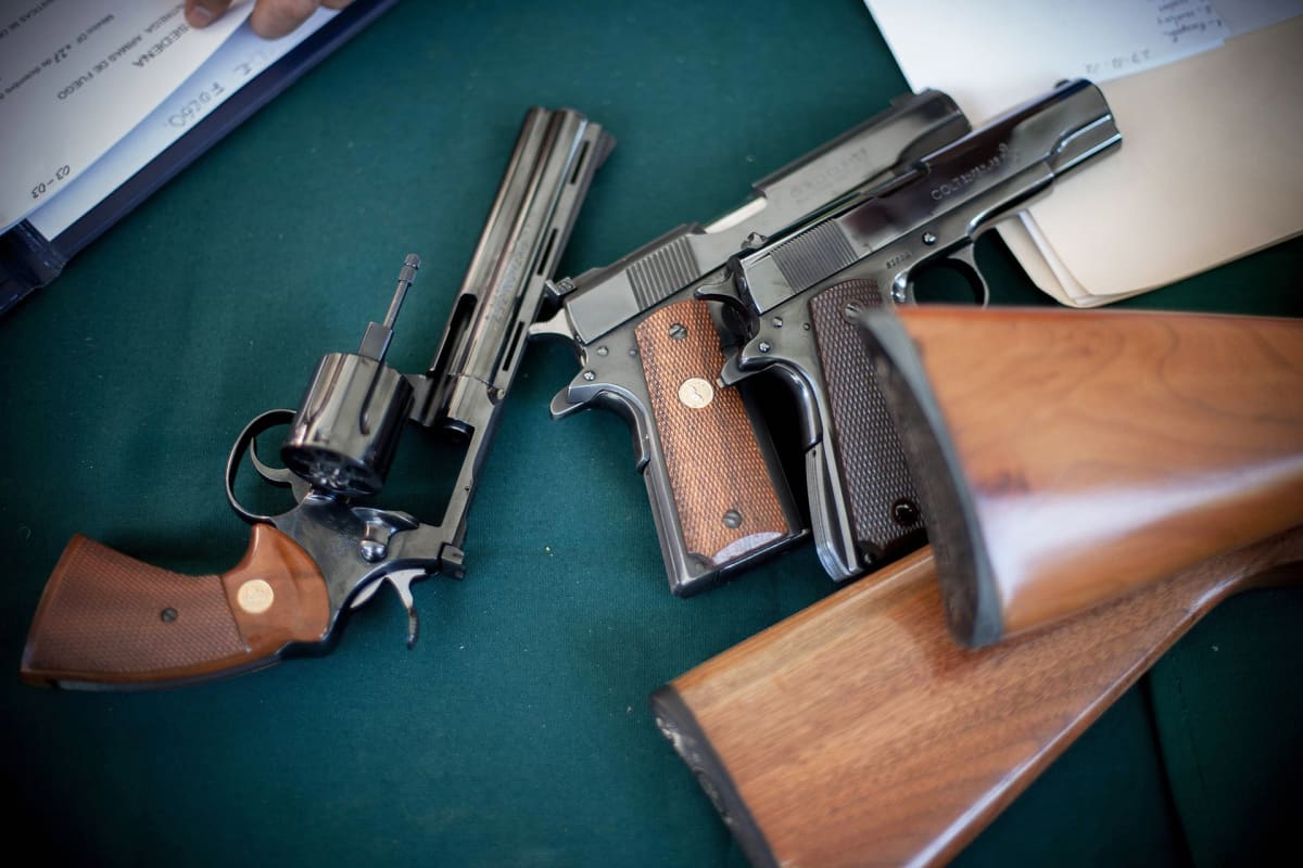 Volutary Disarmament -ohjelmassa kerättyjä aseita.