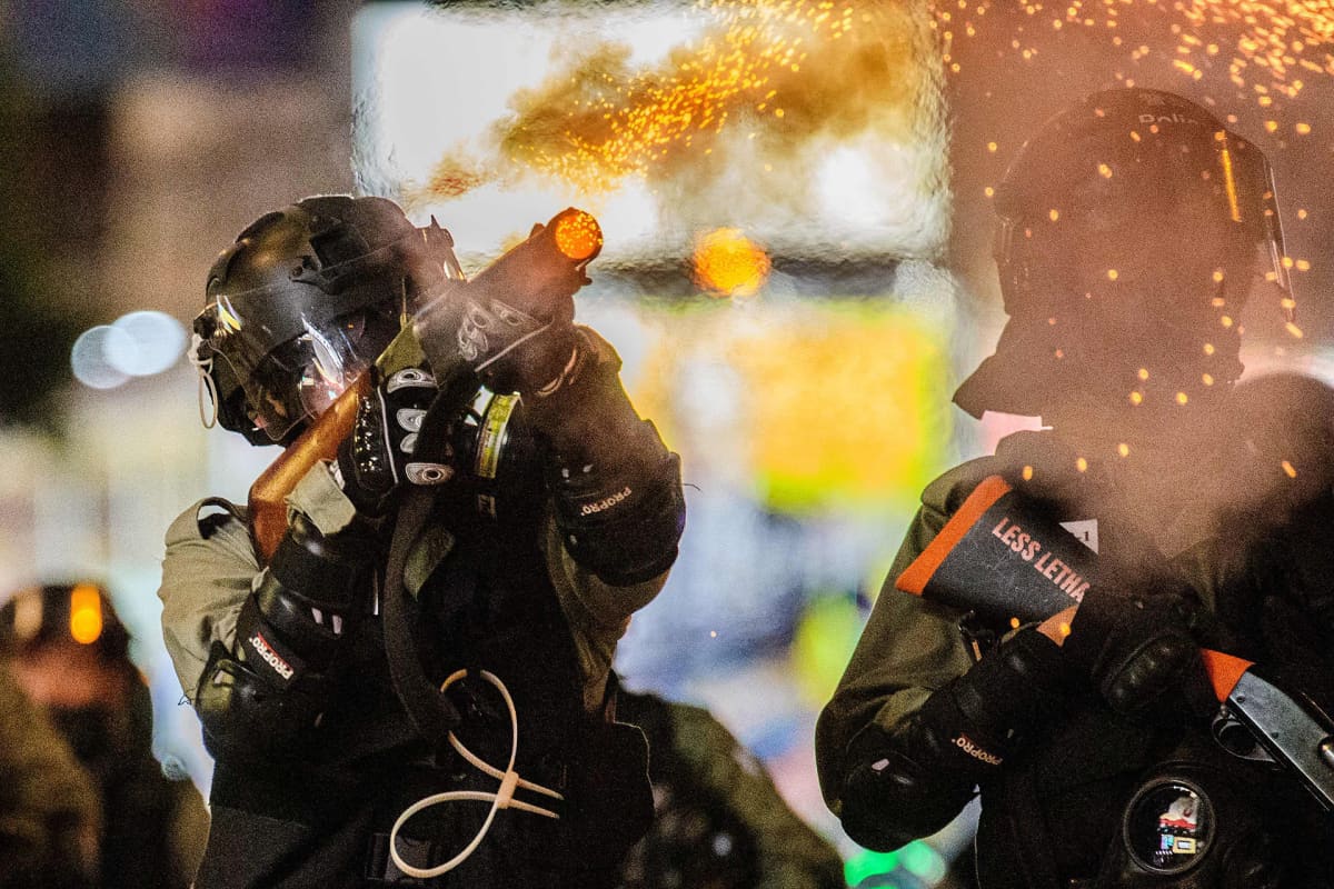 Poliisi käytti kyynelkaasua mielenosoittajia vastaan Causeway Bayn alueella, Hongkongissa 2. marraskuuta.