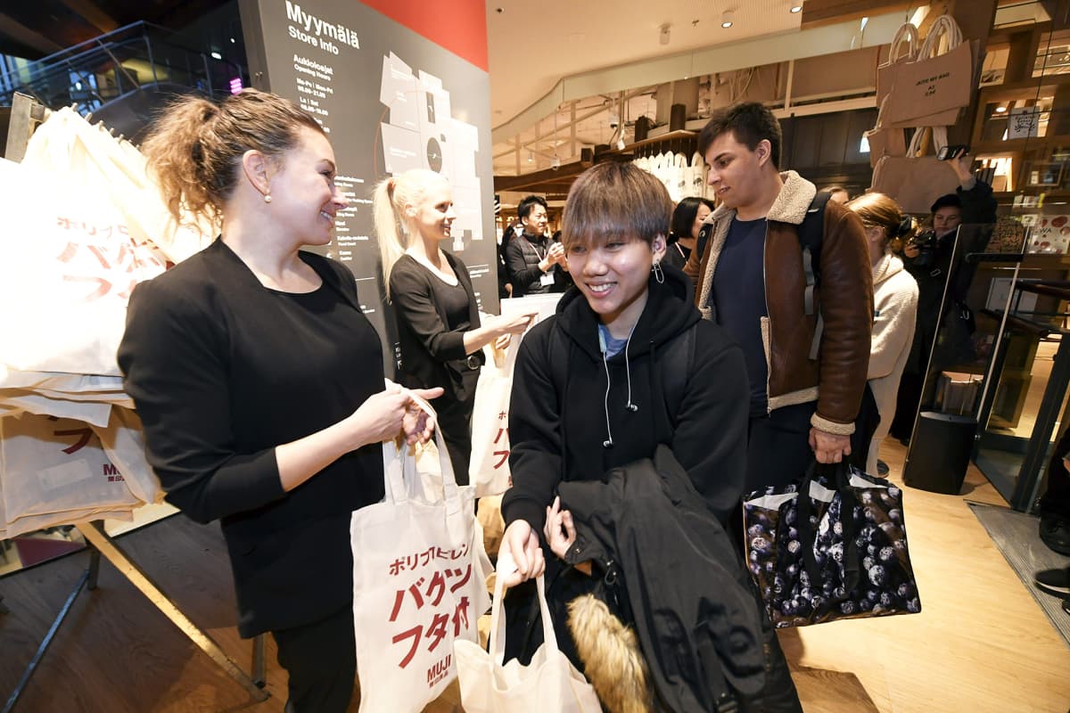 Muji lahjoitti 500 ensimmäiselle asiakkaalle tuotteitaan sisältävän lahjakassin.
