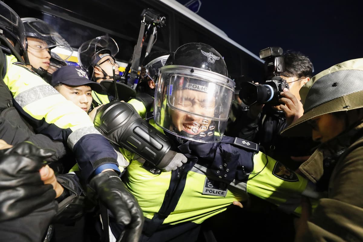 Poliisi ja mielenosoittajat ottivat yhteen Soulissa 9. marraskuuta.
