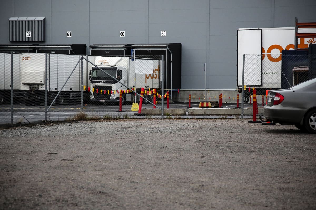 Kuva "rikkurireiästä" Liedon logistiikkakeskuksessa.