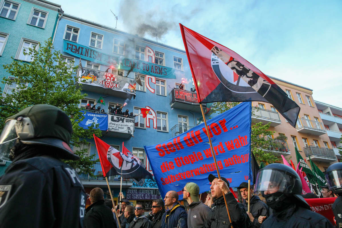Mielenosoitus kaupunginosan keskiluokkaistumista vastaan Berliinin Rigaer Strassella vappuna 2019.