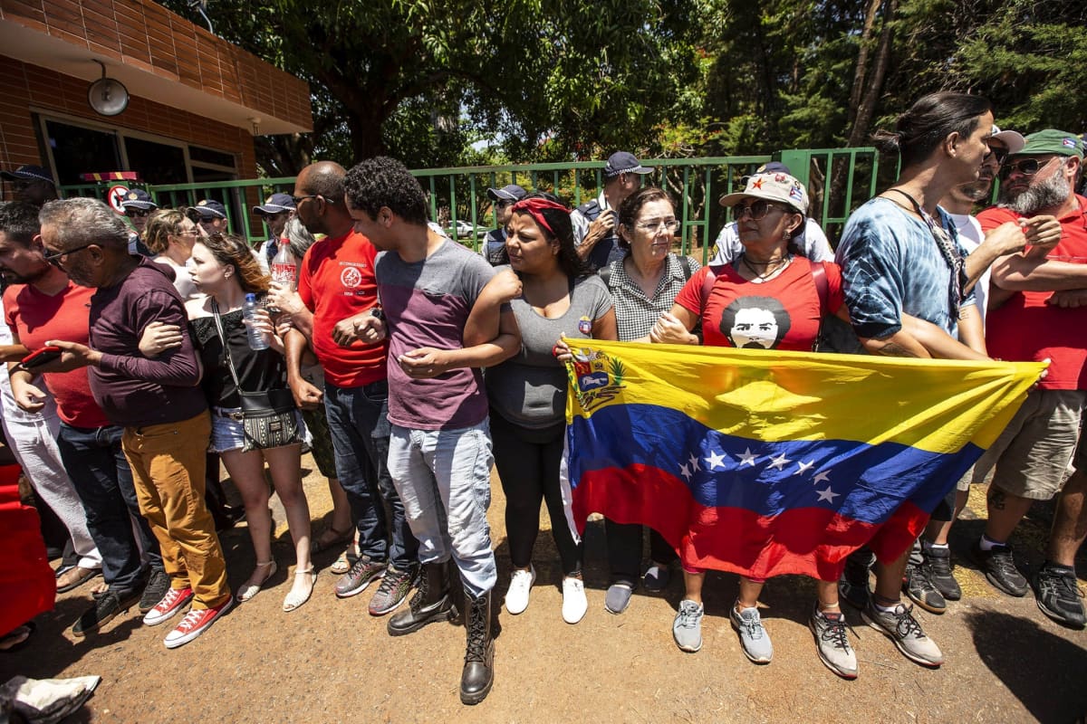 Nicolas Maduron kannattajat osoittavat mieltään Venezuelan Brasilian-suurlähetystön edessä.