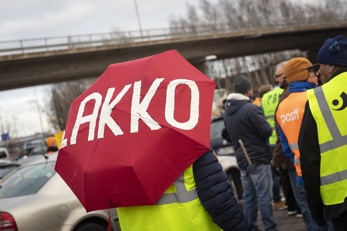 sateenvarjo jossa lukee isolla lakko ja muita lakkoilijoita