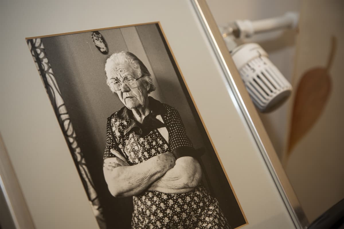 Einari Pesosen ottama valokuva äidistään.