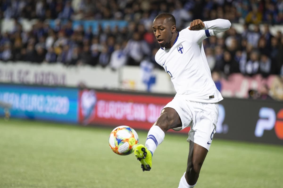 Glen Kamara pompottelee
