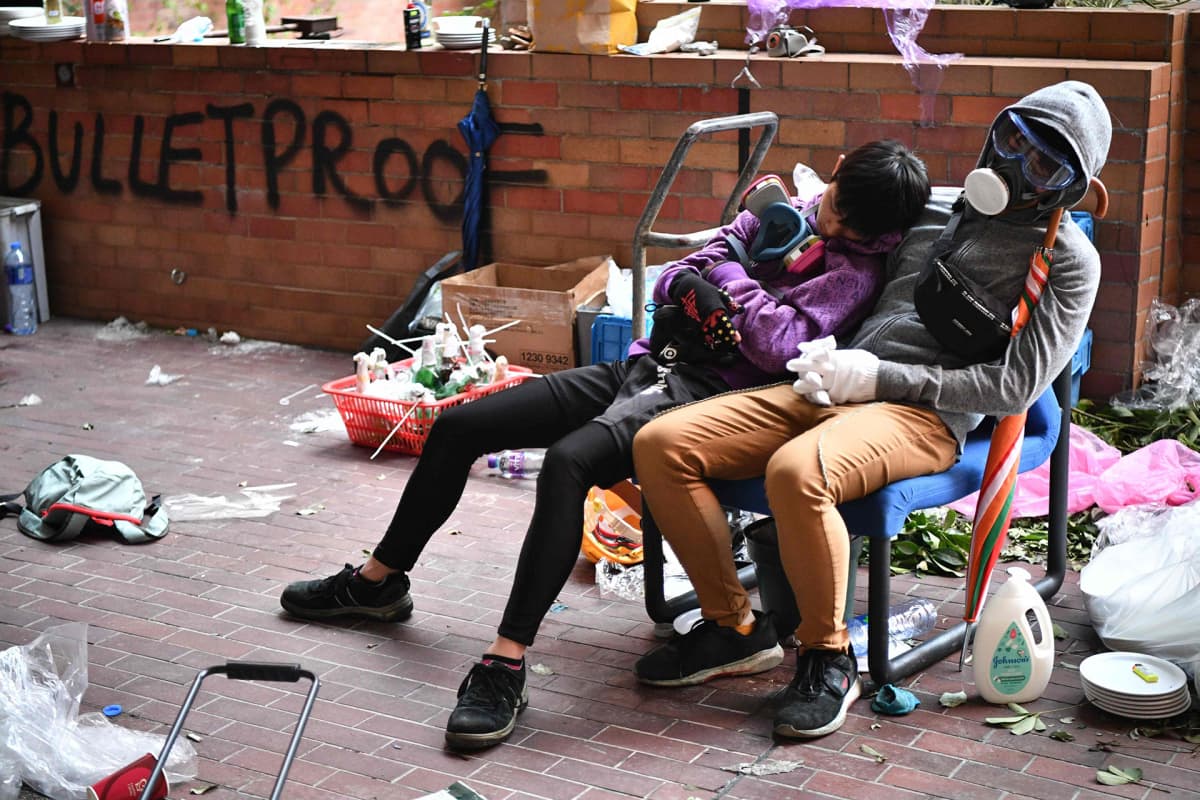 Hongkongin teknillisen yliopiston vallanneiden mielenosoittajia nokosilla 18. marraskuuta.