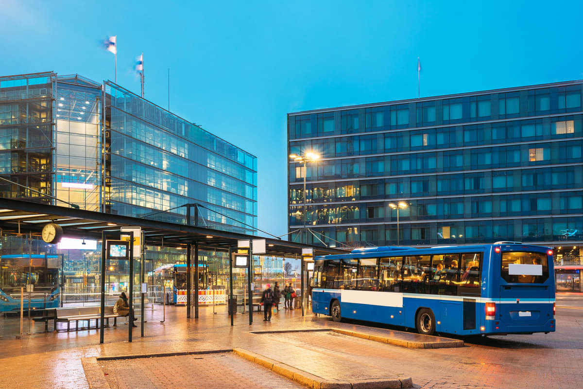 Busseja ja matkustajia Elielinaukiolla Helsingissä.