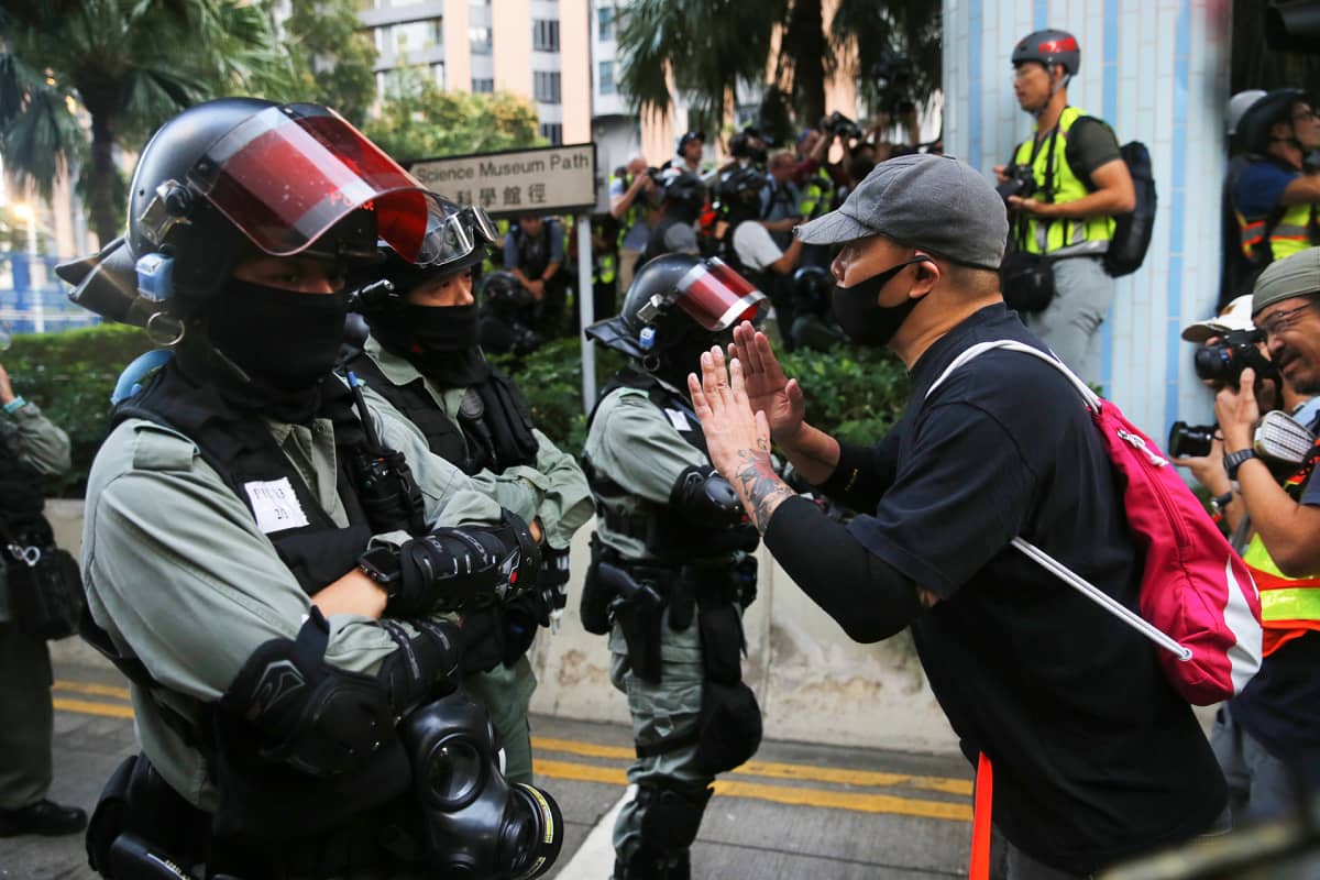 Hongkongin mielenosoittajia ja poliiseja.