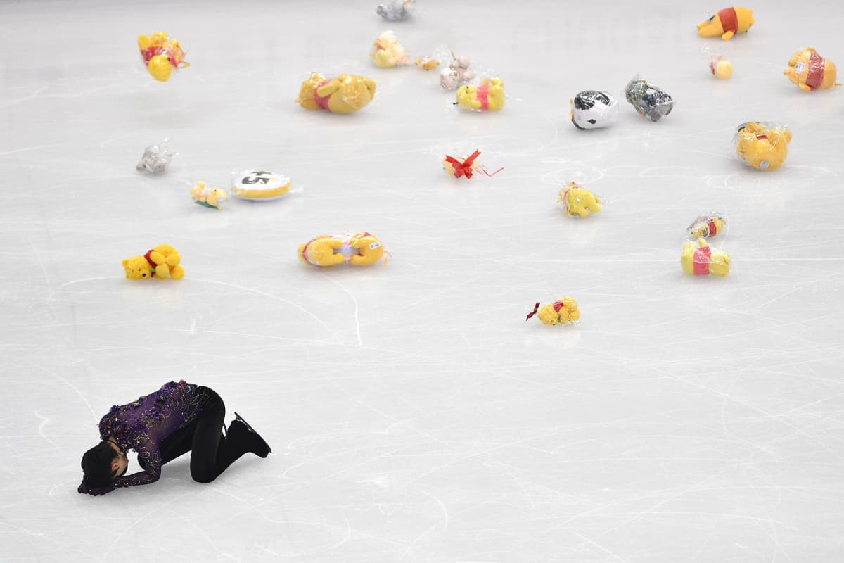 Fanien heittämiä pehmoleluja jäällä. Yuzuru Hanyu reagoi esiintyessään Miesten vapaaluistelu-ohjelman aikana 7. joulukuuta ISU: n taitoluistelun finaalin 2019 Grand Prix -sarjassa Torinossa.