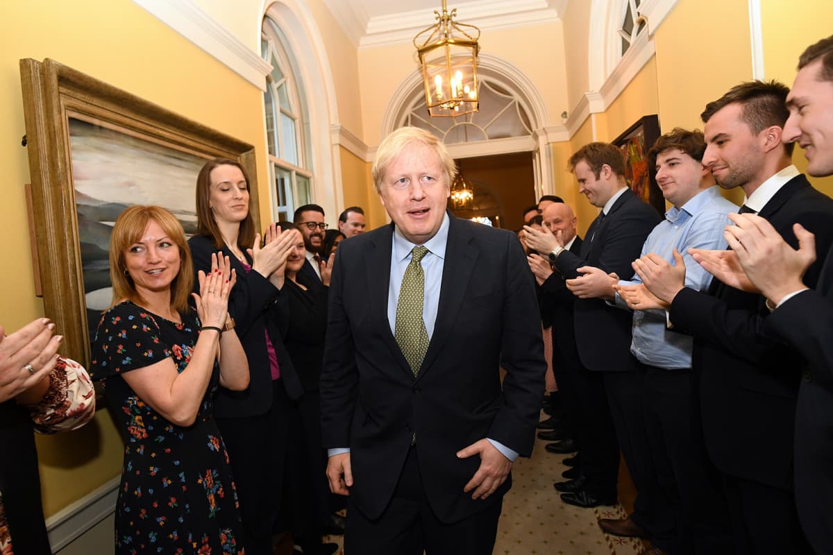 Boris Johnson saapuu Downing Streetille.