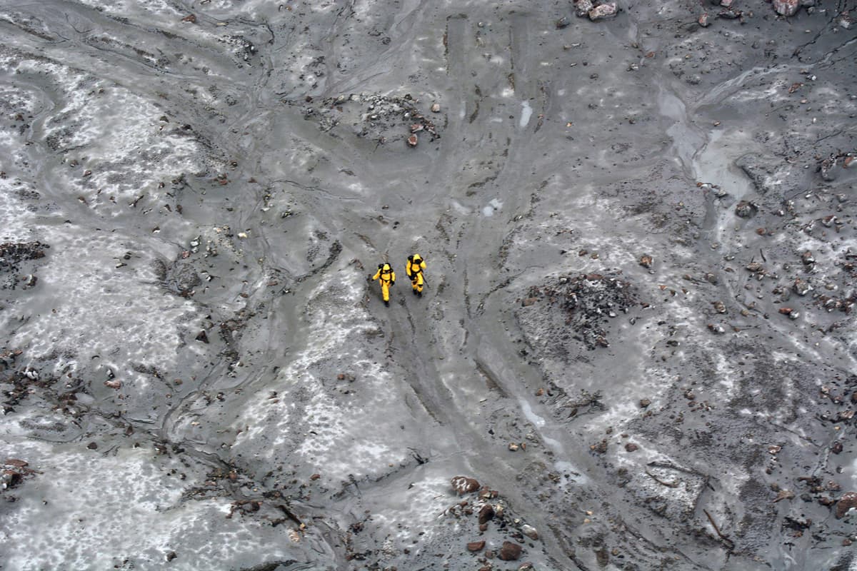Sotilaat etsivät tulivuorenpurkauksen uhreja White Island -saarella perjantaina.