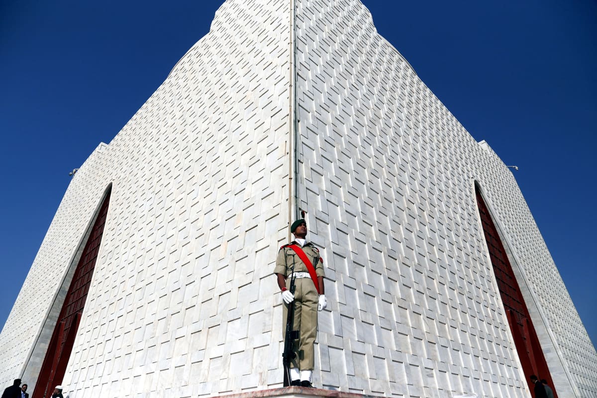 Pakistanilainen sotilas seisoo vartiossa Muhammad Ali Jinnahin mausoleumin luona.