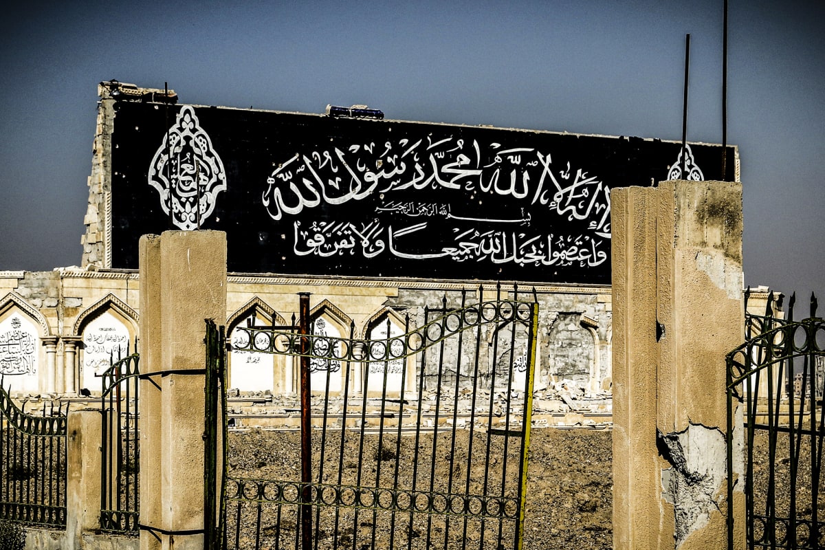 Raqqan keskustassa sijaitsevasta puistosta Isis teki joukkohaudan. Ennen sotaa ihmiset kävivät puistossa piknikillä, nyt puistossa on lukuisia pieniä hiekkakumpuja, joiden alla makaa Isisin uhreja.
