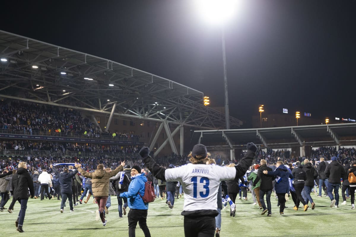 Suomen fanit rynnivät kentälle EM-kisapaikan varmistumisen jälkeen.
