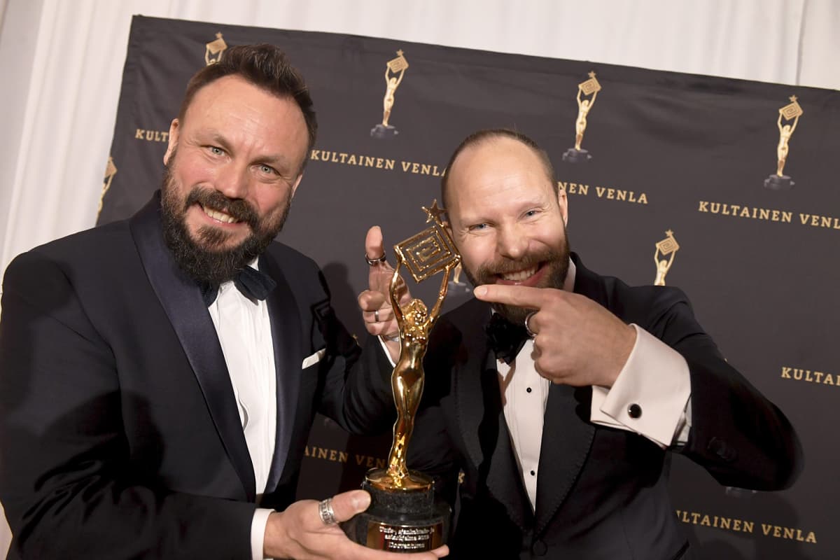 Uutis-, ajankohtais- ja asiaohjelman Venlan Docventures-ohjelmastaan voittaneet toimittajat Riku Rantala (vas.) ja Tunna Milonoff Kultainen Venla -gaalassa Helsingissä 17. tammikuuta 2020.