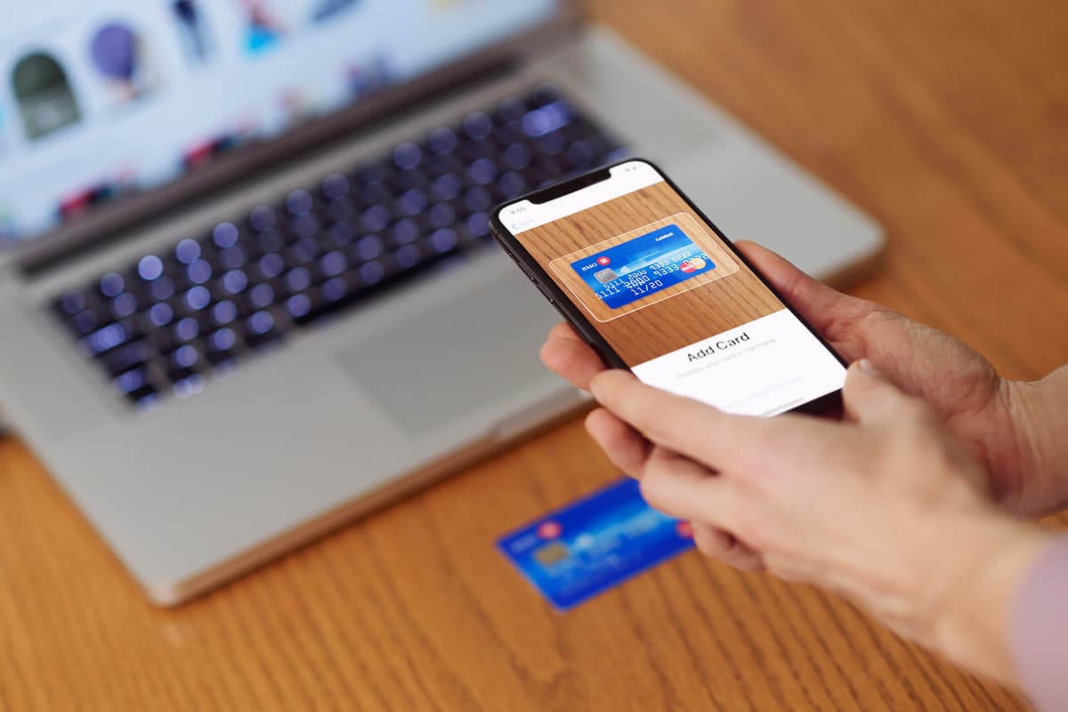 Luottokortin skannaus Apple Pay -järjestelmään.