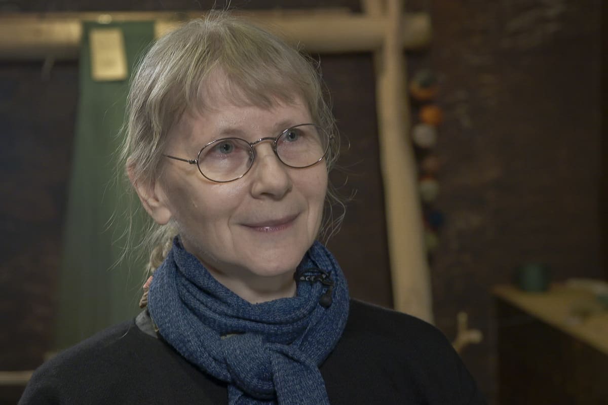 Tekstiilikonservaattori, lautanauhojen tutkija Maikki Karisto.