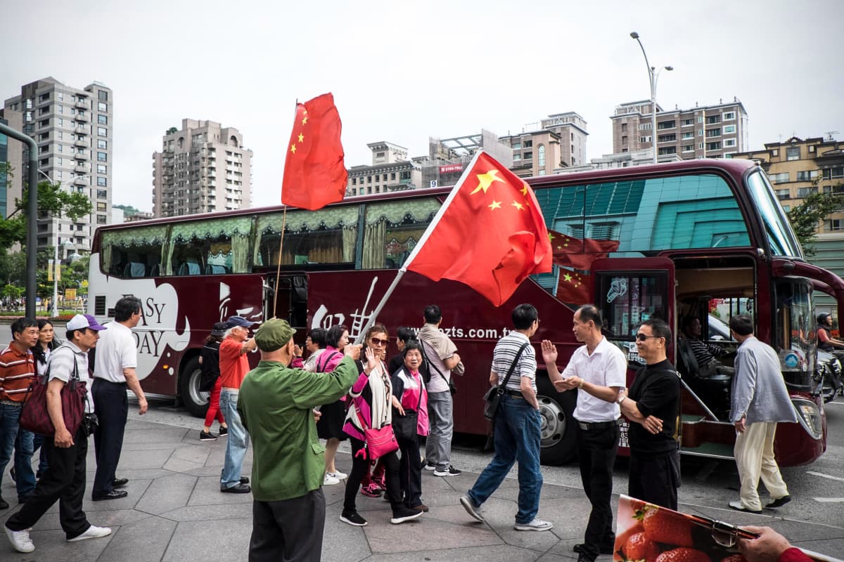 Taiwanissa mielenilmaukset ovat sallittuja. Tässä Kiinan kannattajat heiluttelevat lippuja mannerkiinalaisille turisteille Taipeissa kesällä 2018.