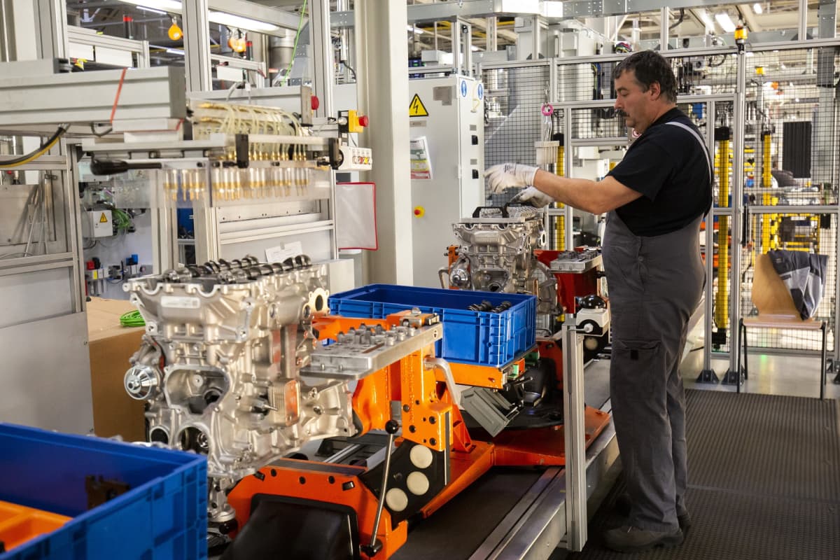 Työntekijä Szentgotthardin autotehtaalla Unkarissa.