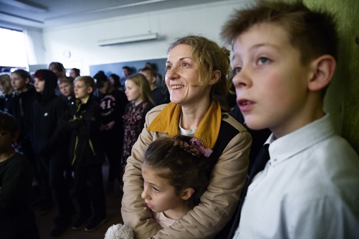 äiti ja lapset katsovat esitystä