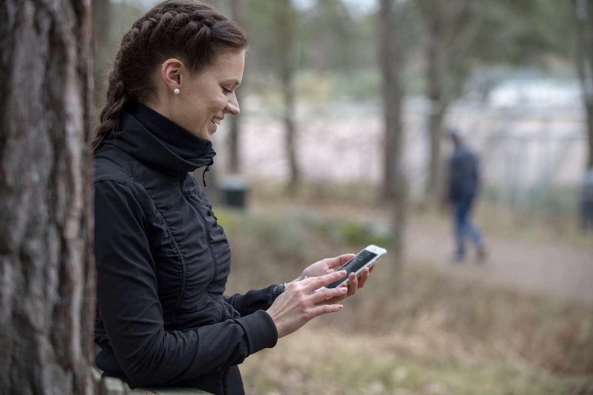 Älykellon appia voi käyttää puhelimessa.