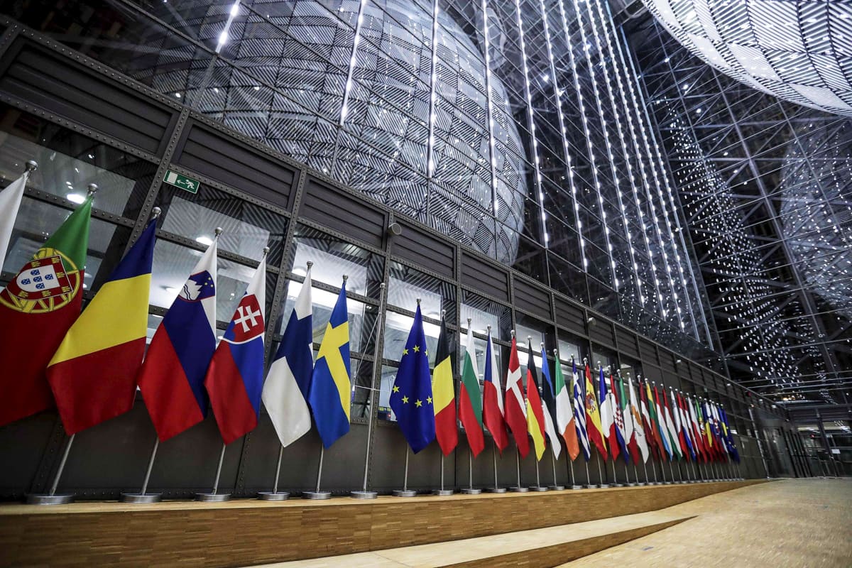 Lippurivistö EU:n neuvoston rakennuksessa Brysselissä