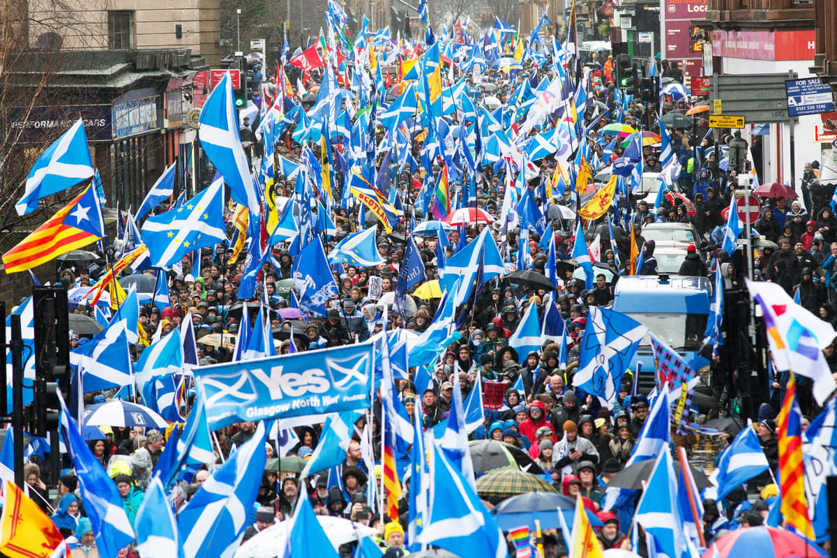 Itsenäisyysmieleisten mielentosoitus Glasgowssa Skotlannissa.