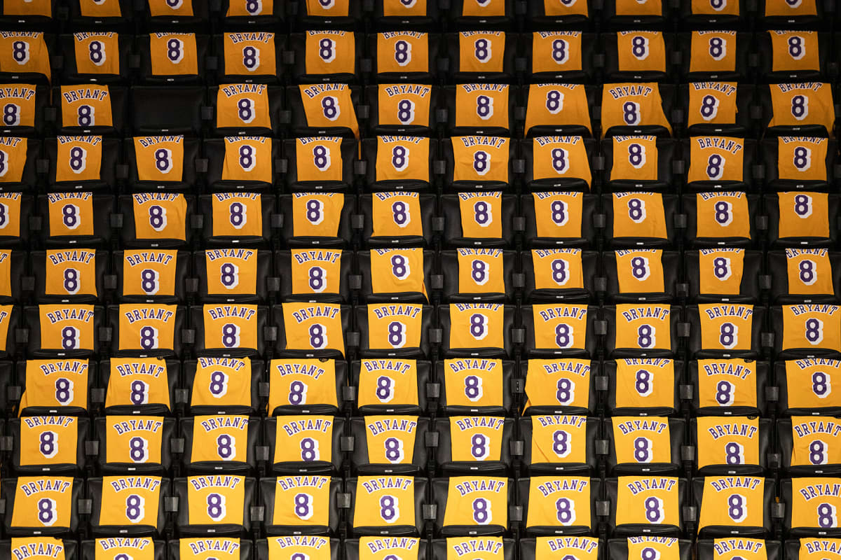 Los Angeles Lakers pelasi ensimmäisen ottelunsa sen jälkeen, kun Kobe Bryant menehtyi helikopterionnettomuudessa viime viikolla. Penkeille aseteltu Bryant-paitoja, joissa etupuolta koristi numero kahdeksan ja takapuolta numero 24. Legenda pelasi näillä pelinumeroilla uransa aikana.