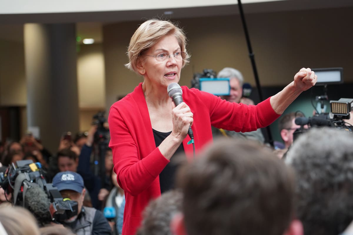 Elizabeth Warren puhuu kampanjatilaisuudessa