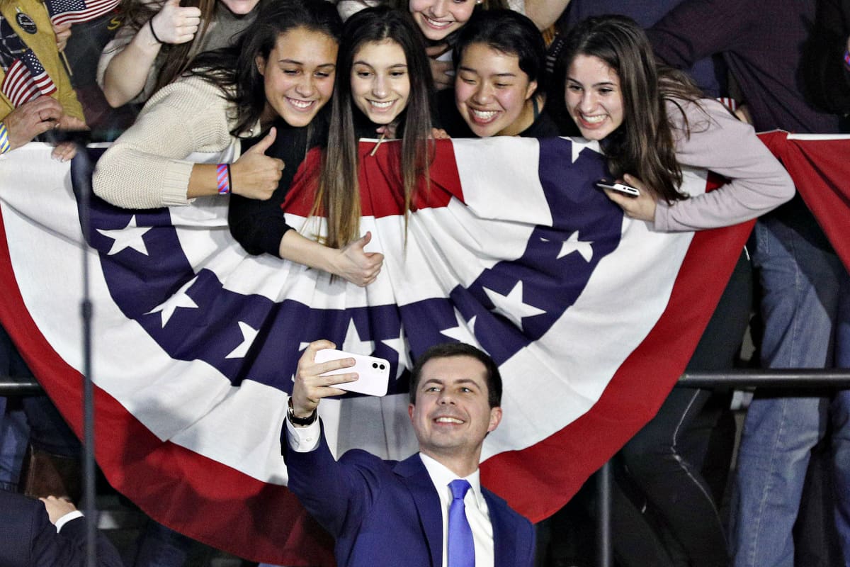 Demokraattien presidenttiehdokkuutta tavoitteleva Pete Buttigieg ottaa selfieitä kannattajiensa kanssa.