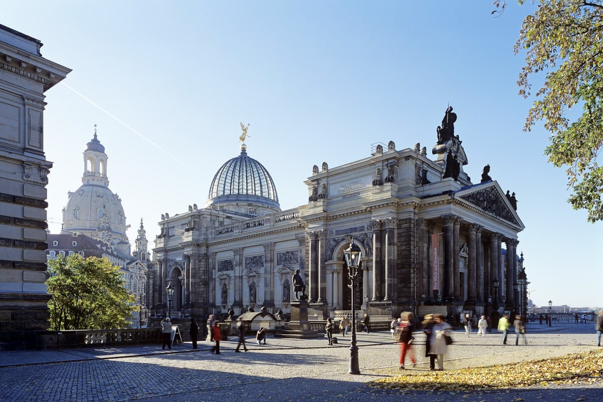 Frauenkirche ja taideakatemia vuonna 2015.