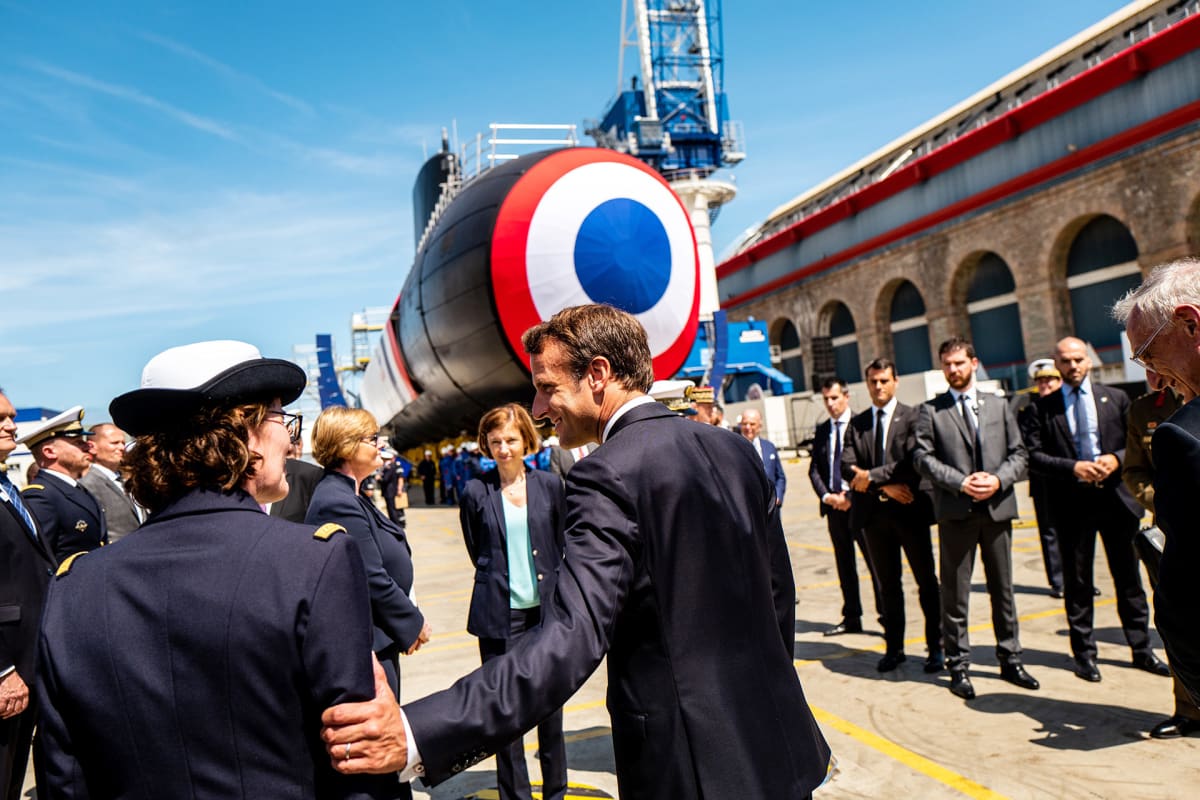 Emmanuel Macron Suffren -aluksen edessä