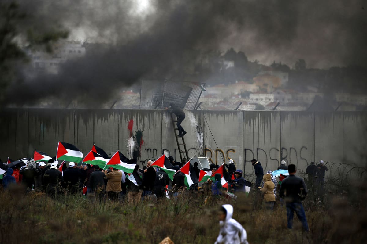 Lähellä Ramallahin kaupunkia Palestiinassa poltettiin renkaita mielenosoituksen ohessa 7. helmikuuta.